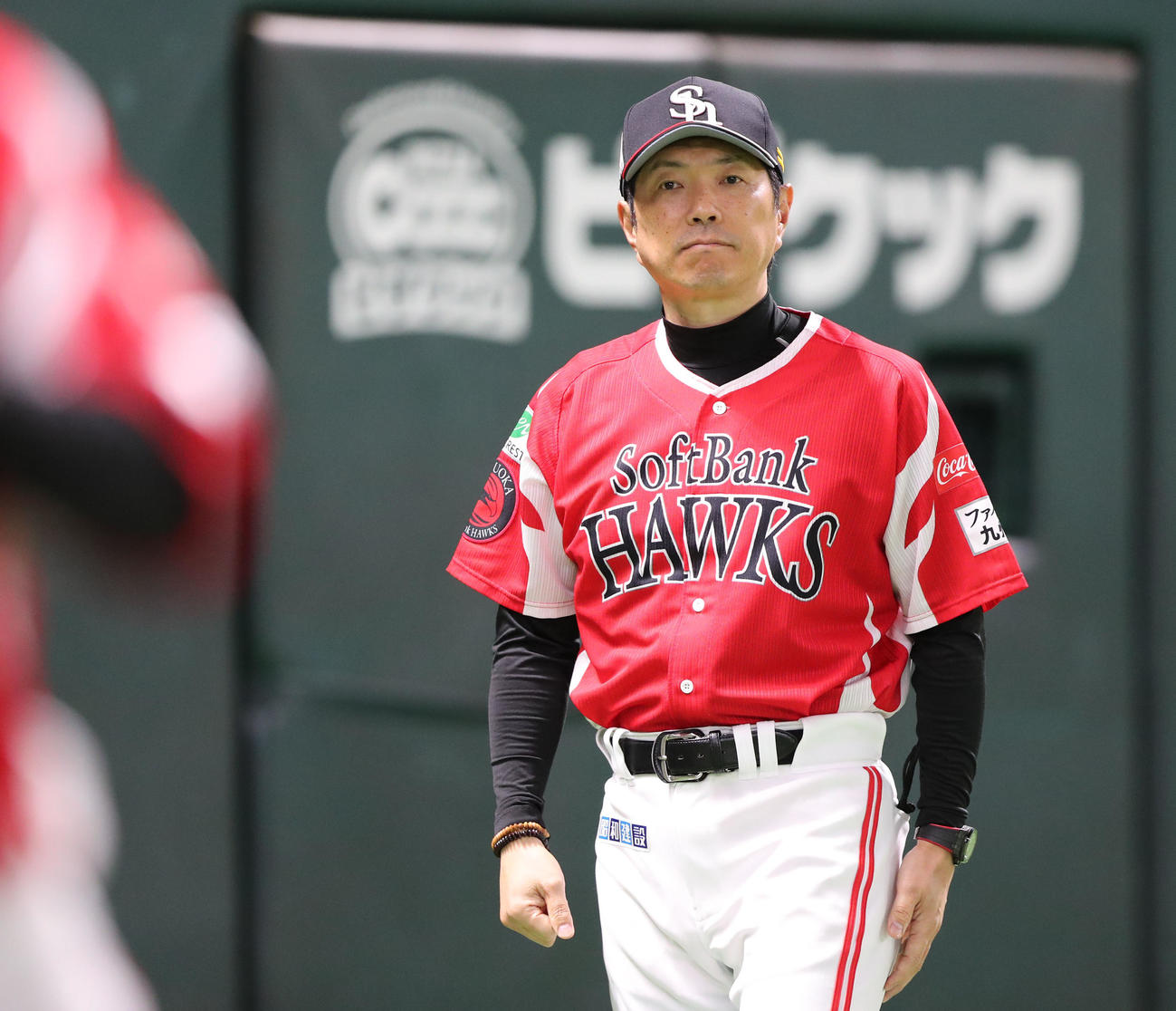ソフトバンク対オリックス　審判に選手交代を告げた小久保監督（撮影・梅根麻紀）