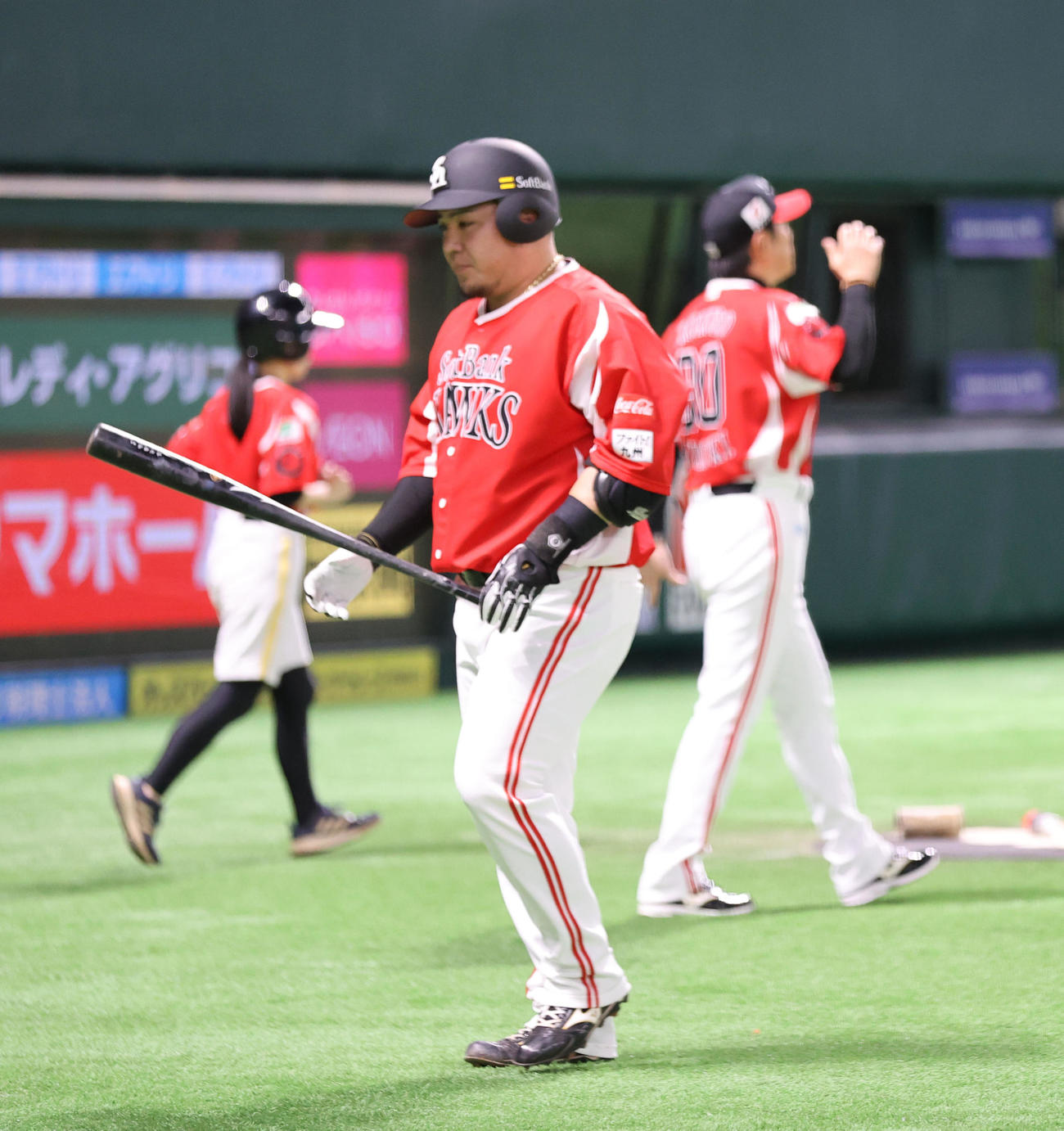 ソフトバンク対オリックス　8回裏ソフトバンク2死満塁、山川は見逃し三振に終わりベンチに引きあげる（撮影・梅根麻紀）