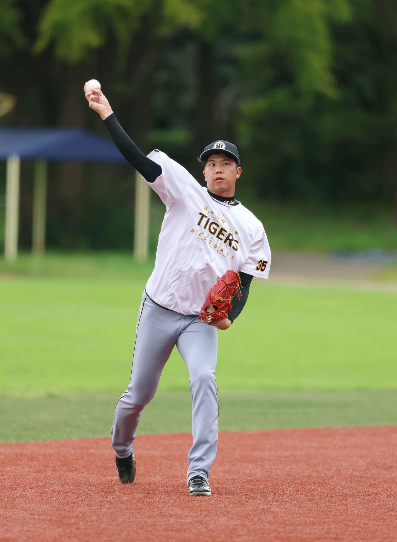 ヤクルト対阪神　キャッチボールをする阪神才木（撮影・増田悦実）