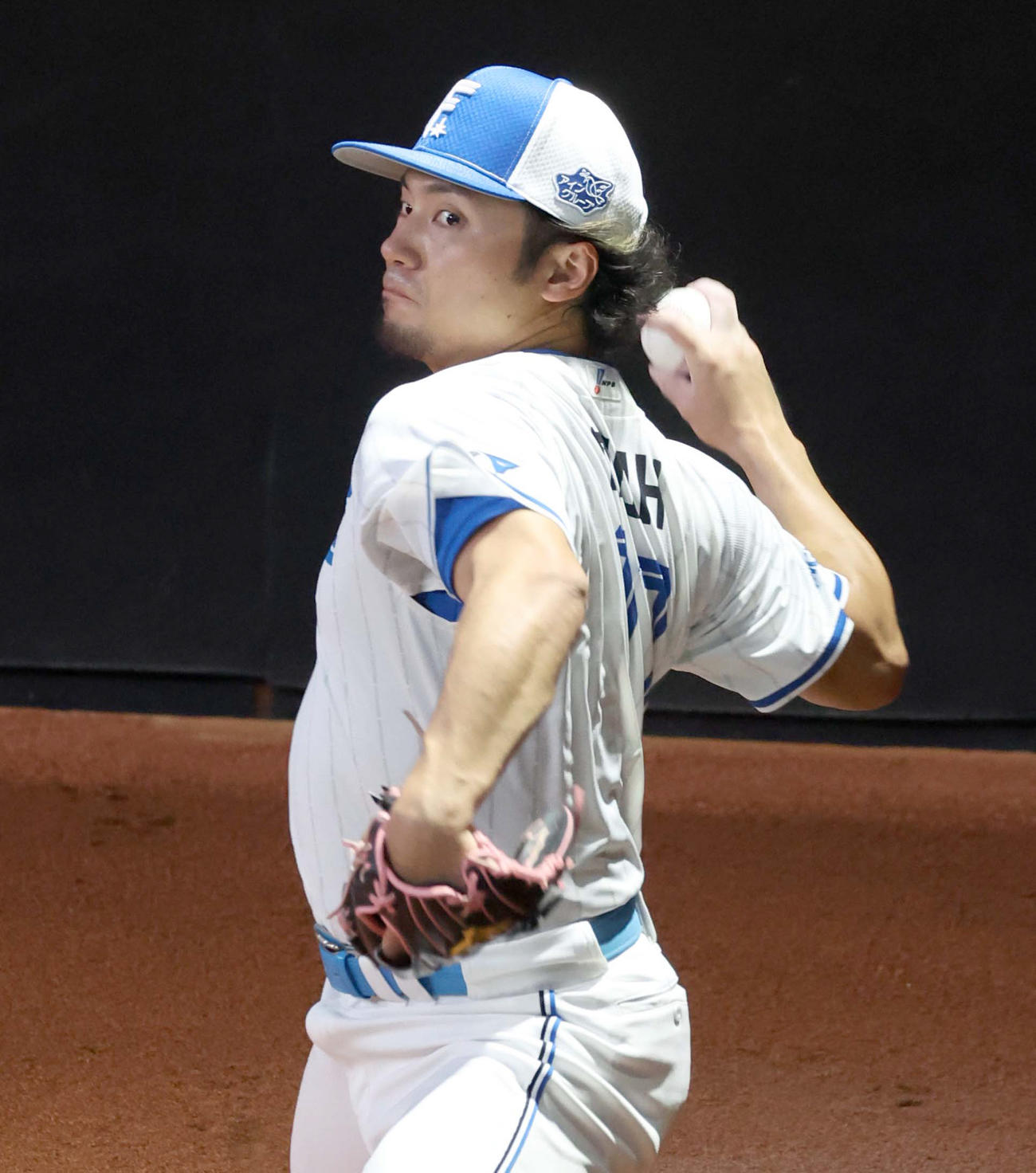 日本ハム対ロッテ　ブルペンで投球する伊藤（撮影・黒川智章）