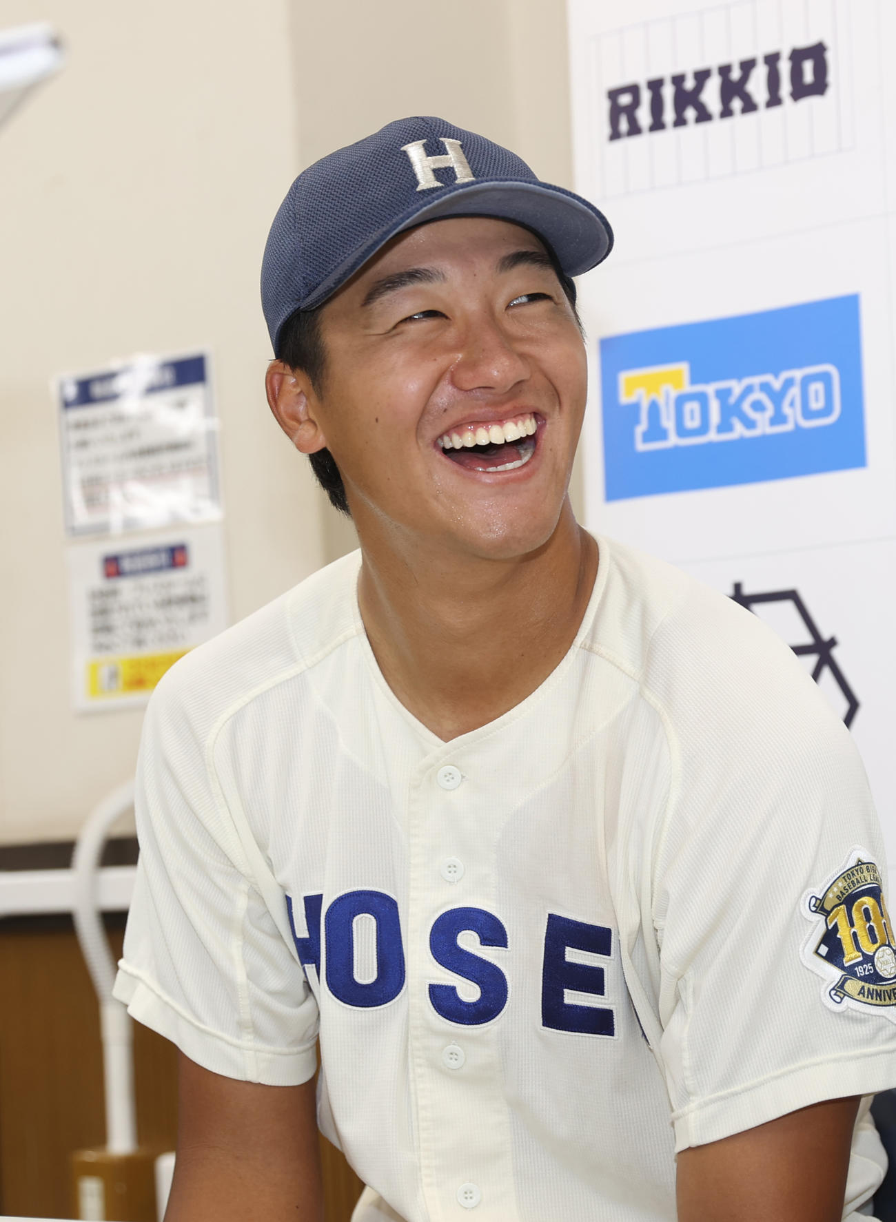 立大対法大　本塁打を放った法大・片山は笑顔を見せる（撮影・柴田隆二）　　