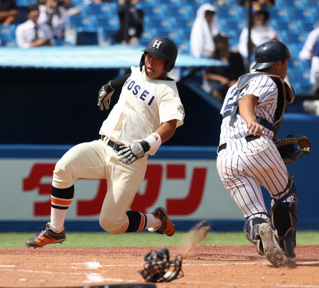 立大対法大　6回裏法大2死満塁、代打・浜岡の左前適時打二塁走者今泉秀が生還する。落合捕手（撮影・柴田隆二）　　