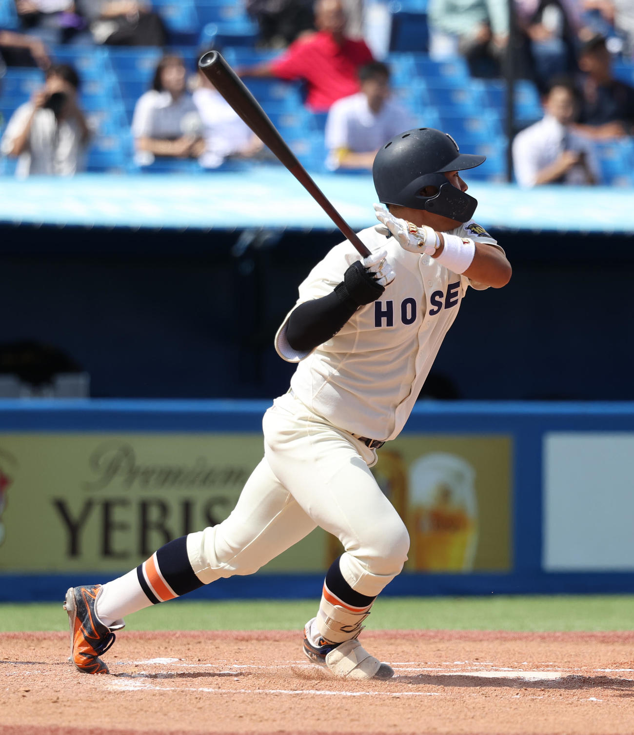 立大対法大　6回裏法大1死一、三塁、今泉秀は左前に適時打を放つ（撮影・柴田隆二）　　