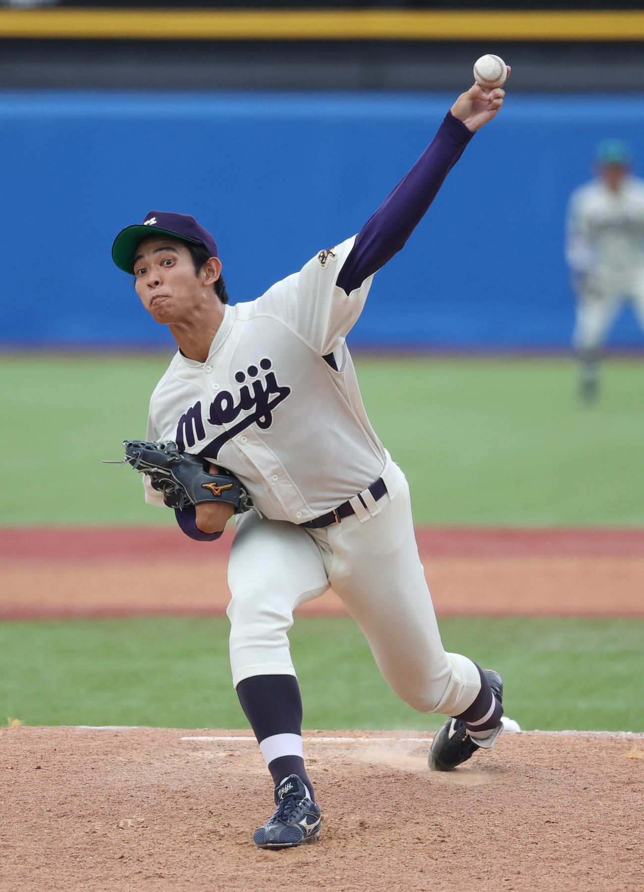 明大対東大　7回から登板した明大・久野（撮影・柴田隆二）　　