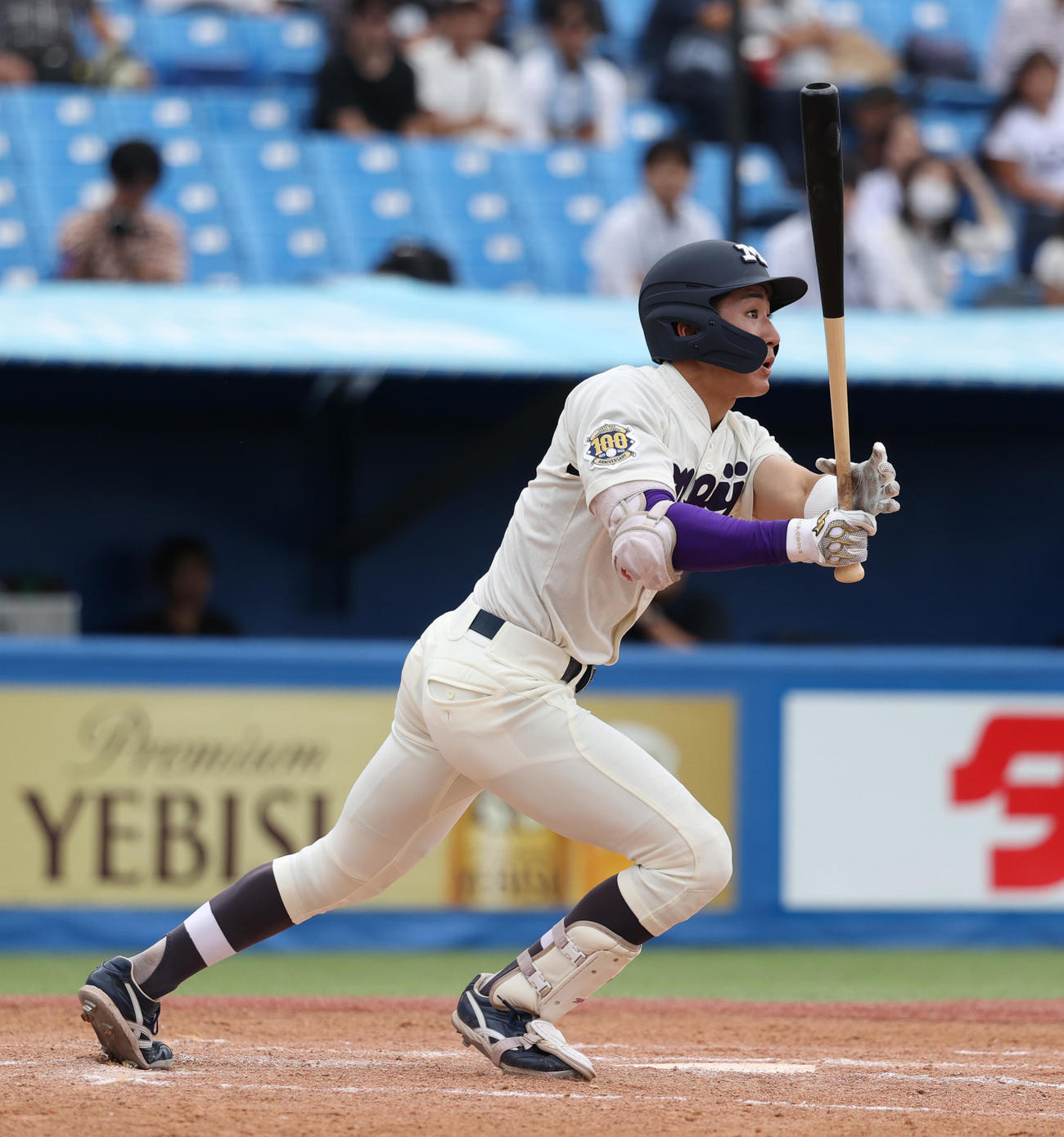 明大対東大　4回表明大2死二塁、岡田は右越えに適時二塁打を放つ（撮影・柴田隆二）　　