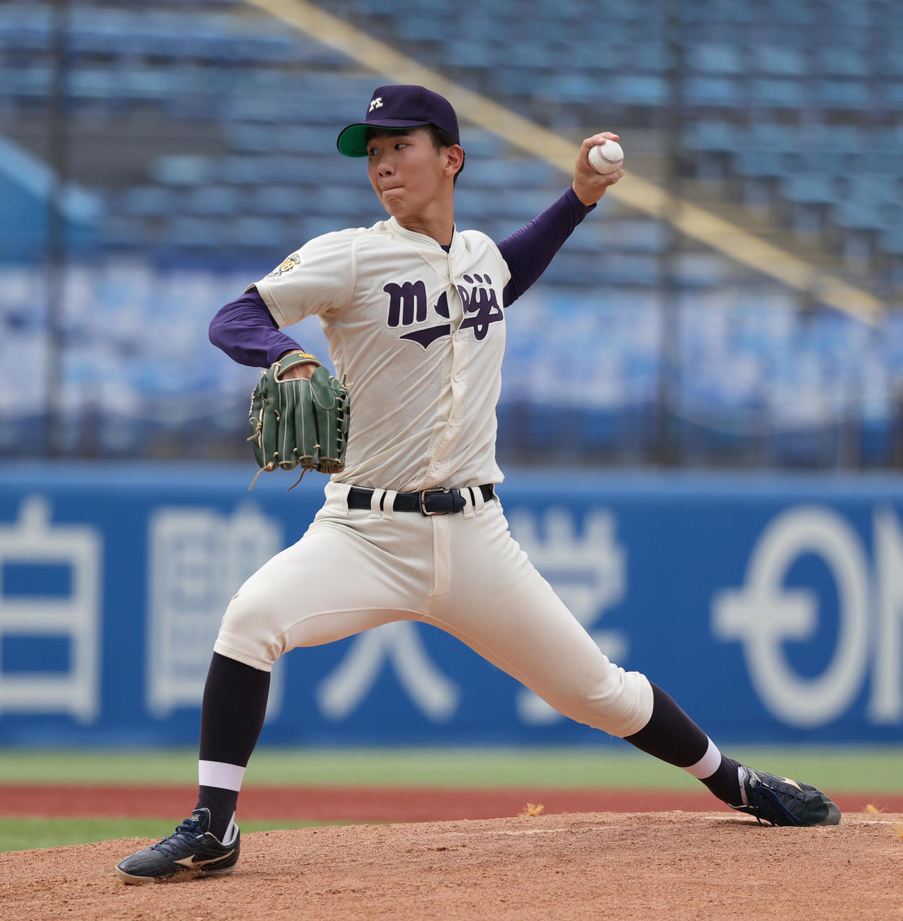 明大対東大　先発した明大・大室（撮影・柴田隆二）　　