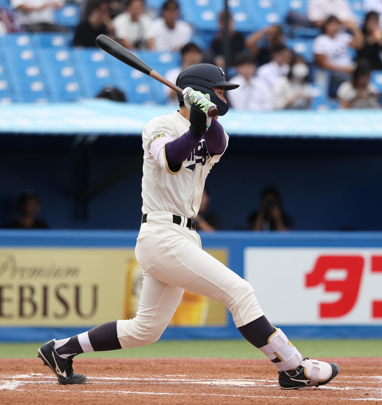 明大対東大　1回表明大無死一、三塁、小島は中前に適時打を放つ（撮影・柴田隆二）　　