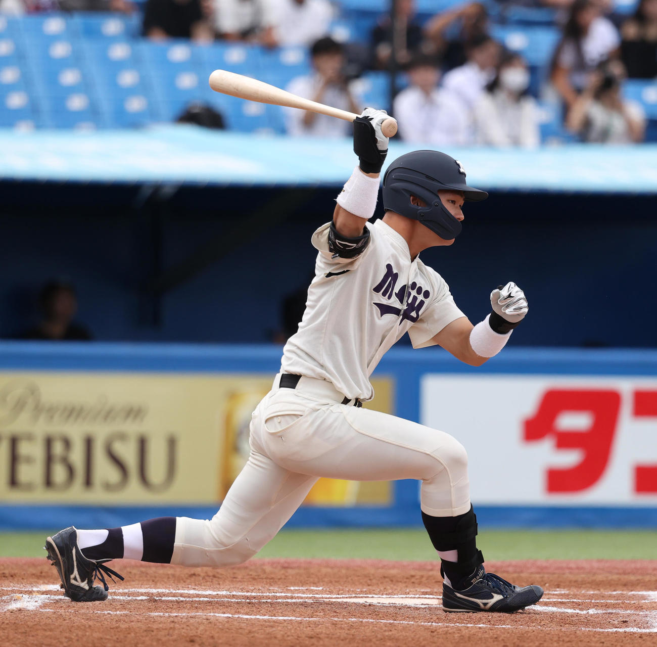 明大対東大　1回表明大無死一、三塁、榊原は右前に適時打を放つ（撮影・柴田隆二）　　