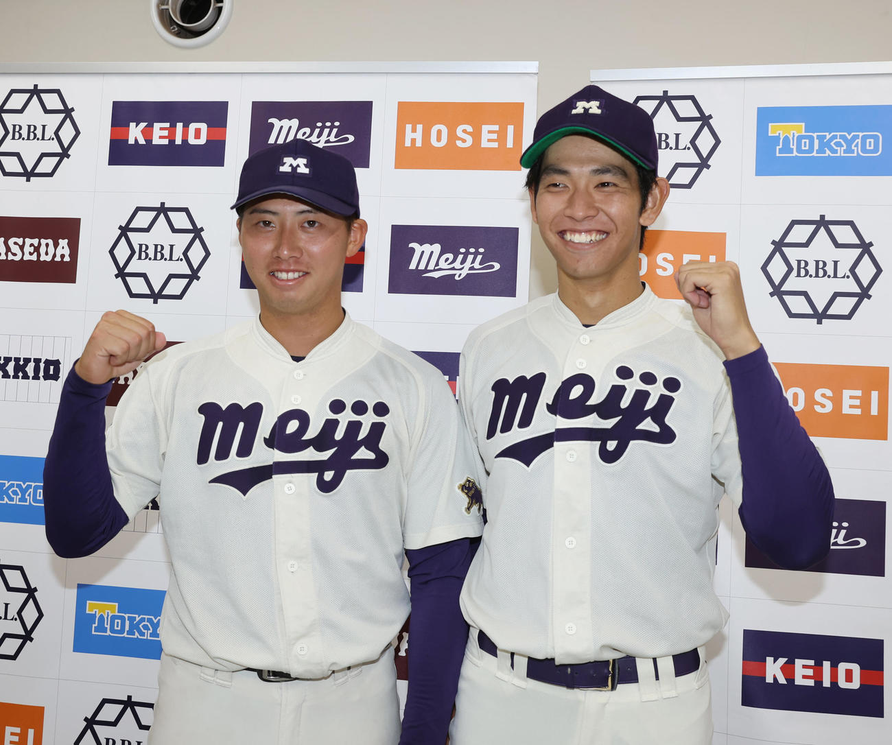 東大戦で勝利した明大・光弘（左）と久野はガッツポーズする（撮影・柴田隆二）　　