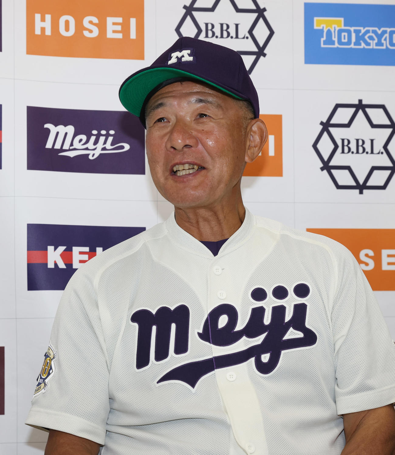 東大戦で勝利した明大・戸塚監督は笑顔を見せる（撮影・柴田隆二）　　