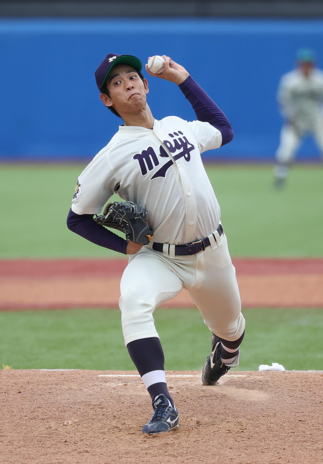 明大対東大　7回から登板した明大・久野（撮影・柴田隆二）　　