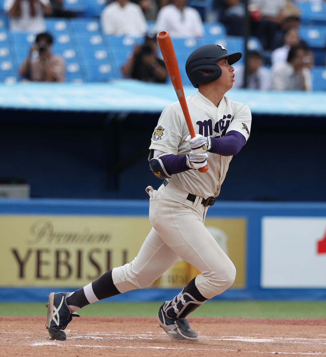 明大対東大　7回表明大2死一、三塁、光弘は右越えに本塁打を放つ（撮影・柴田隆二）　　