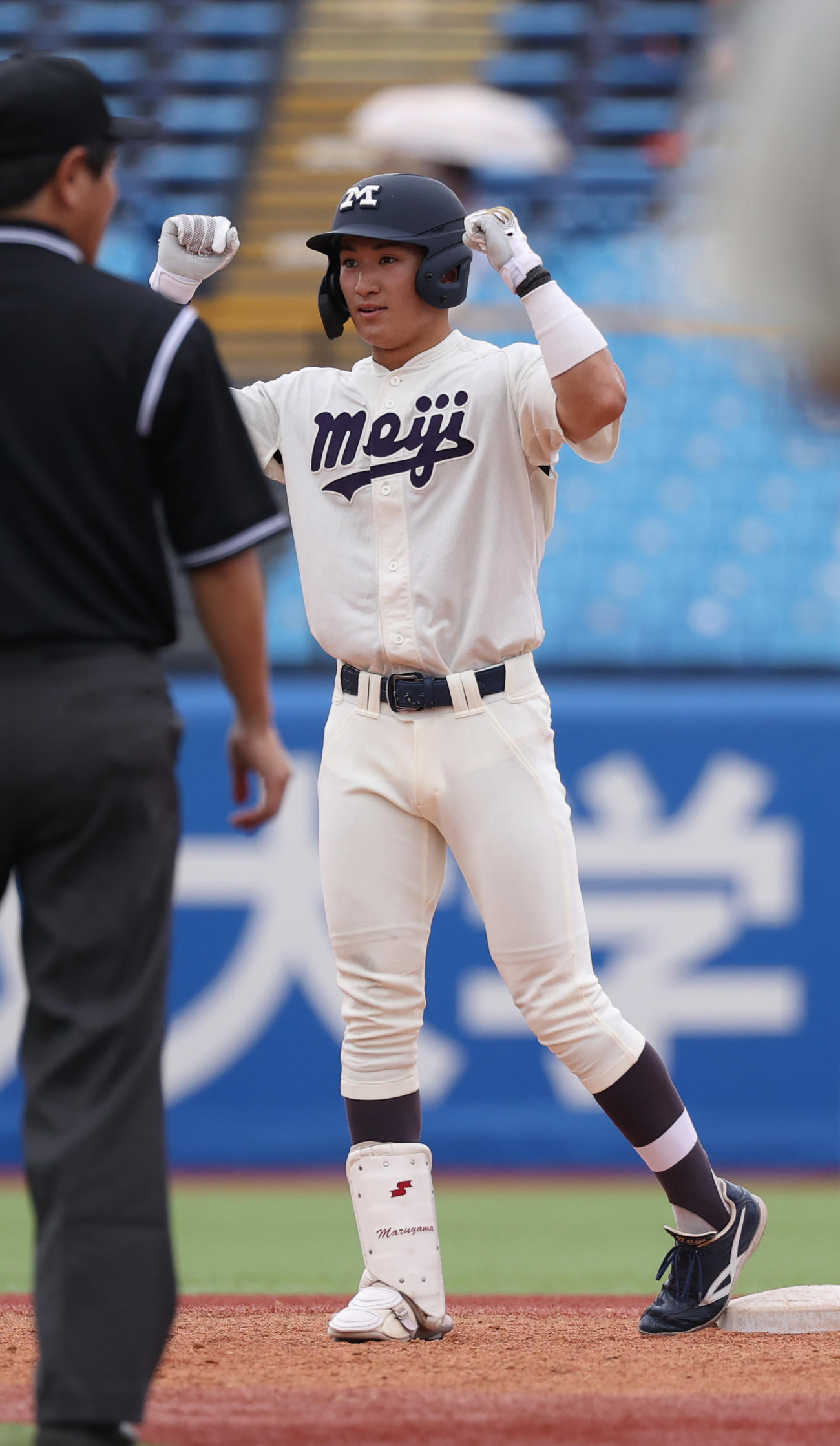 明大対東大　4回表明大2死二塁、岡田は右越えに適時二塁打を放ちガッツポーズする（撮影・柴田隆二）　　