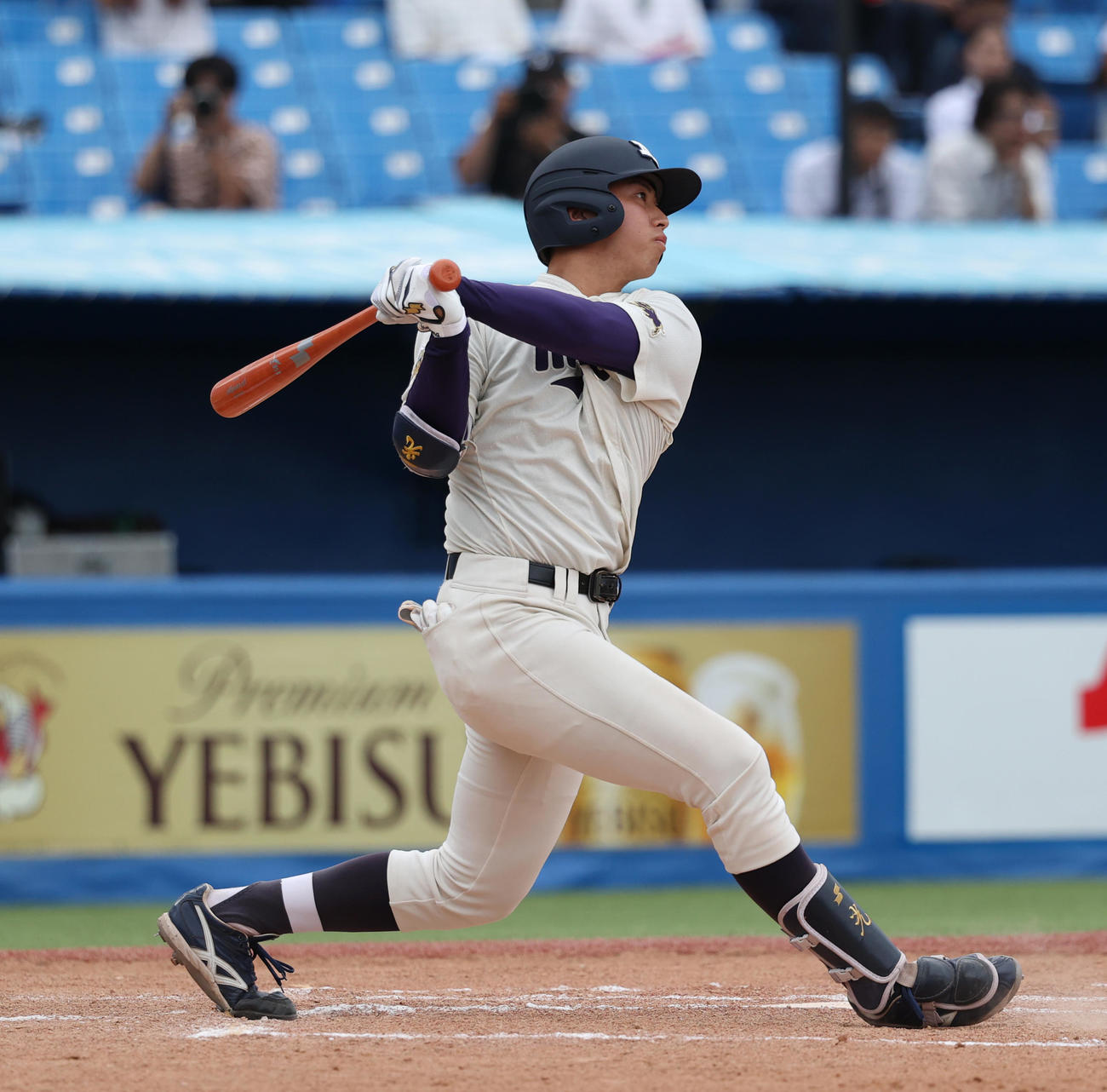 明大対東大　7回表明大2死一、三塁、光弘は右越えに本塁打を放つ（撮影・柴田隆二）　　