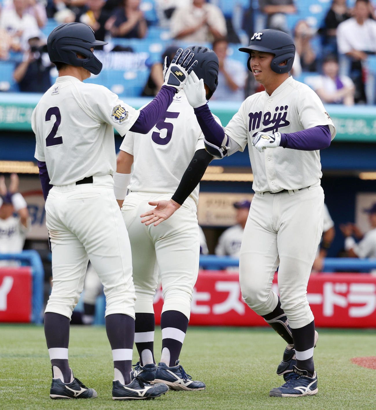 明大対東大　7回表明大2死一、三塁、光弘（右）は右越えに本塁打を放ち小島大河とハイタッチする（撮影・柴田隆二）　　