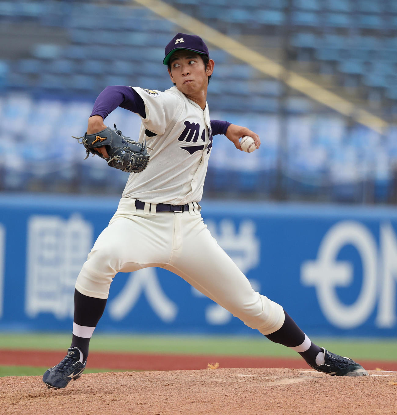 明大対東大　7回から登板した明大・久野（撮影・柴田隆二）　　