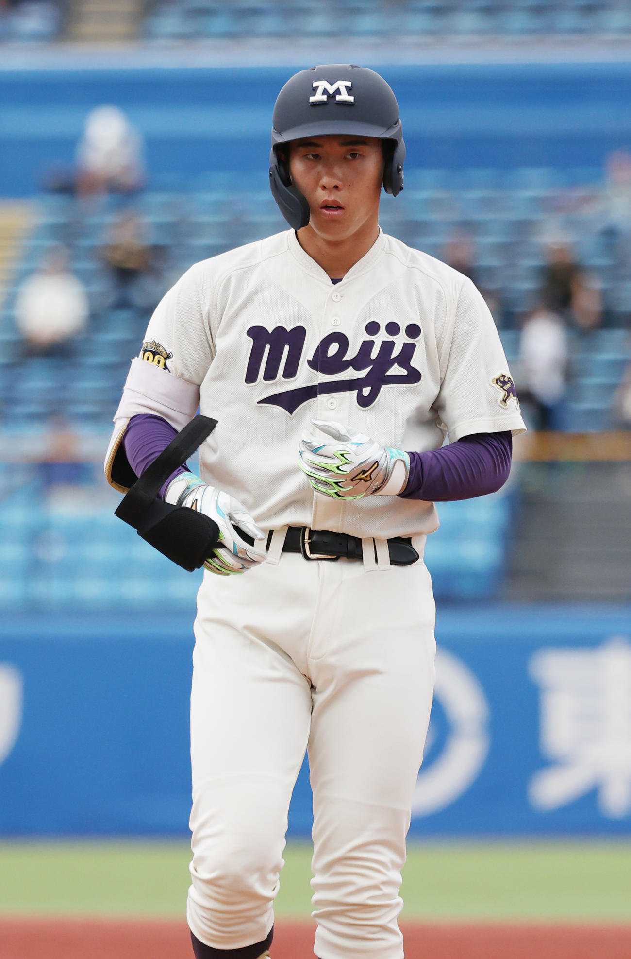 明大対東大　1回表明大無死一、三塁、小島は中前に適時打を放つ（撮影・柴田隆二）　　
