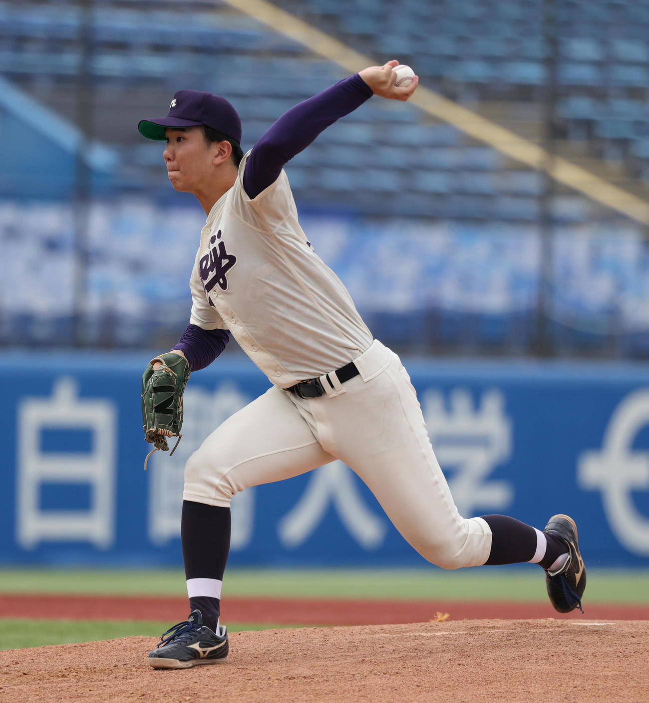 明大対東大　先発した明大・大室（撮影・柴田隆二）　　