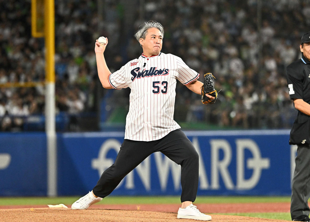 ヤクルト対阪神　始球式で投球する五十嵐氏（撮影・滝沢徹郎）