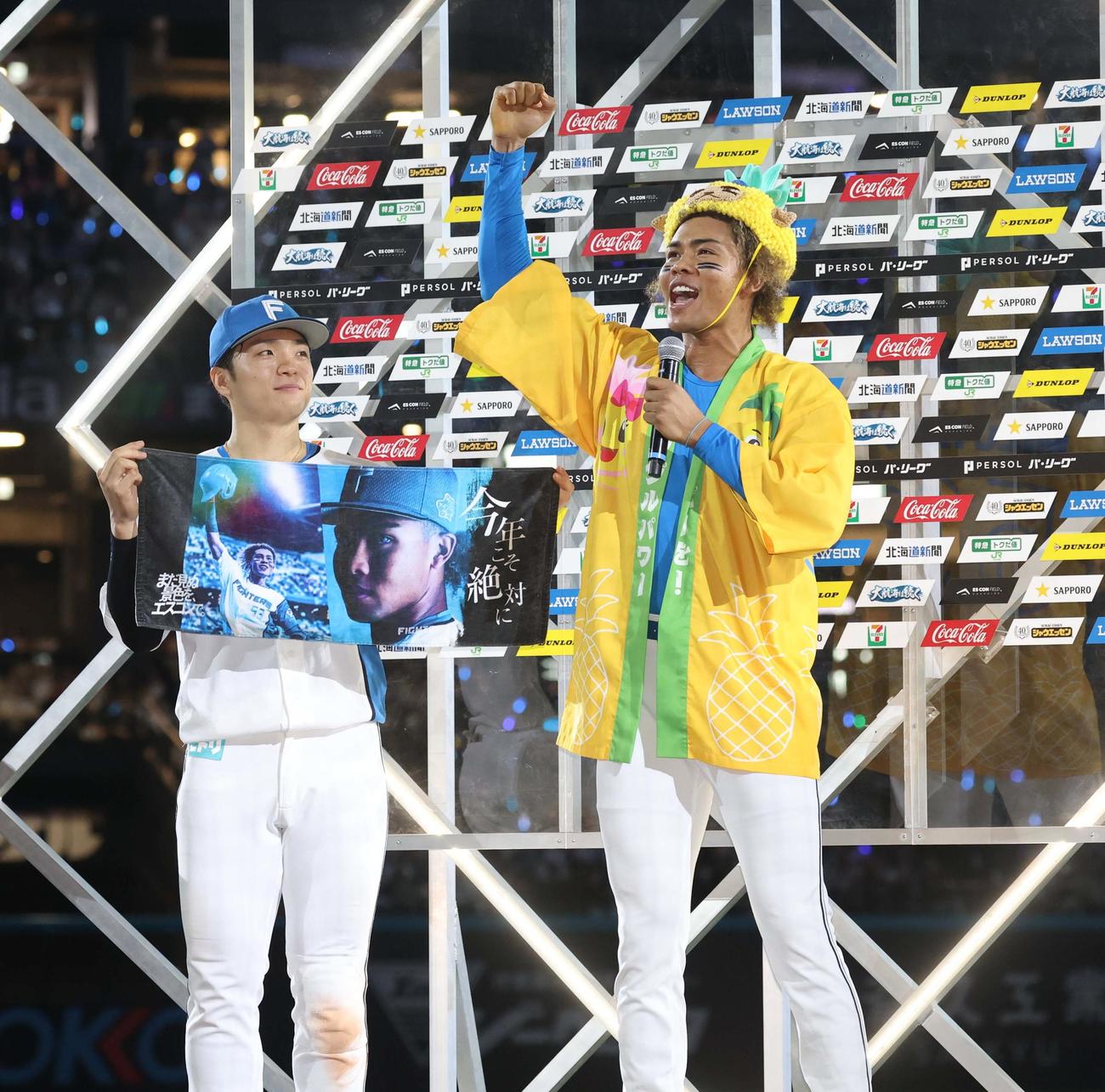 日本ハム対ロッテ　ヒーローインタビューでパイナップルグッズで身を固め叫ぶ水谷瞬（右）と郡司（撮影・黒川智章）