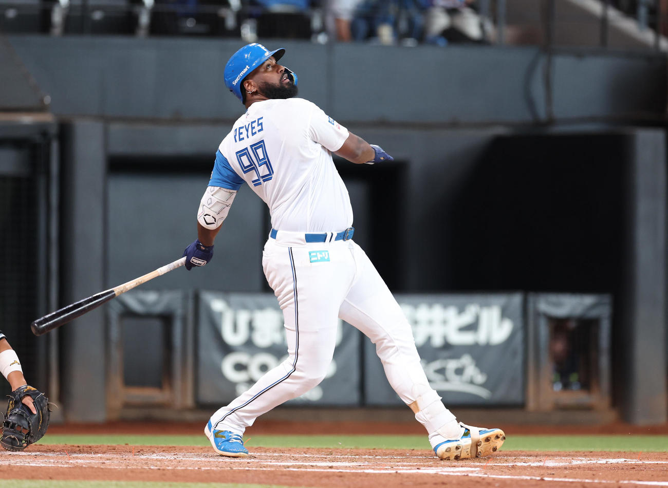 日本ハム対ロッテ　3回裏日本ハム1死二塁、右翼線に適時二塁打を放つレイエス（撮影・黒川智章）