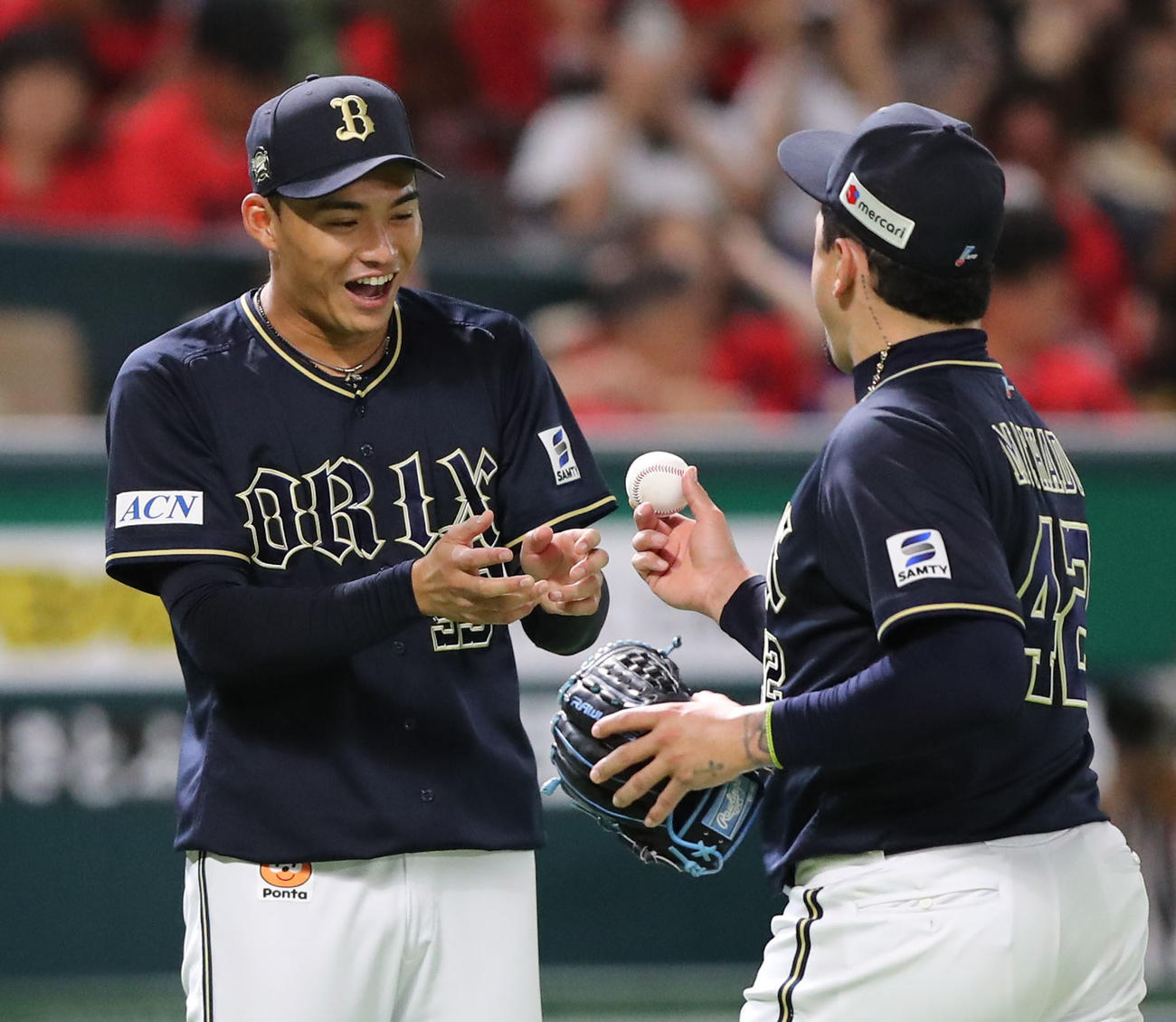 ソフトバンク対オリックス　勝利投手となった佐藤はマチャドにウイニングボールを渡され笑顔（撮影・梅根麻紀）