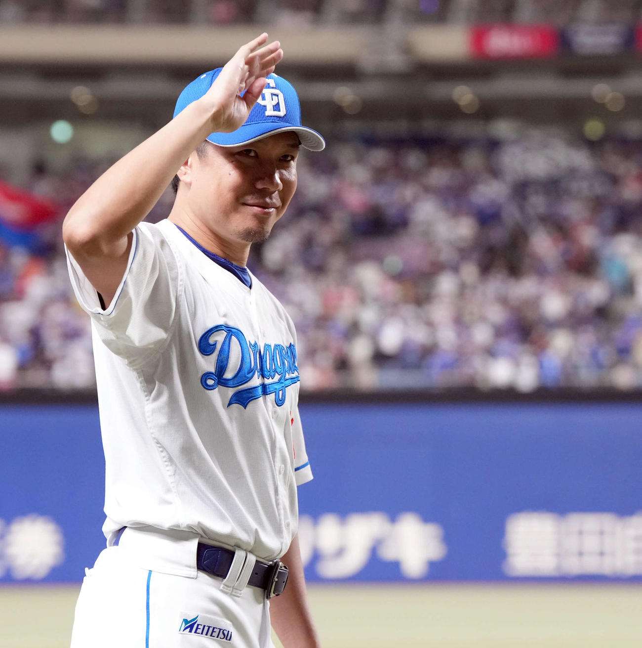 中日対巨人　ファンの声援に笑顔で応える中日大野（撮影・たえ見朱実）