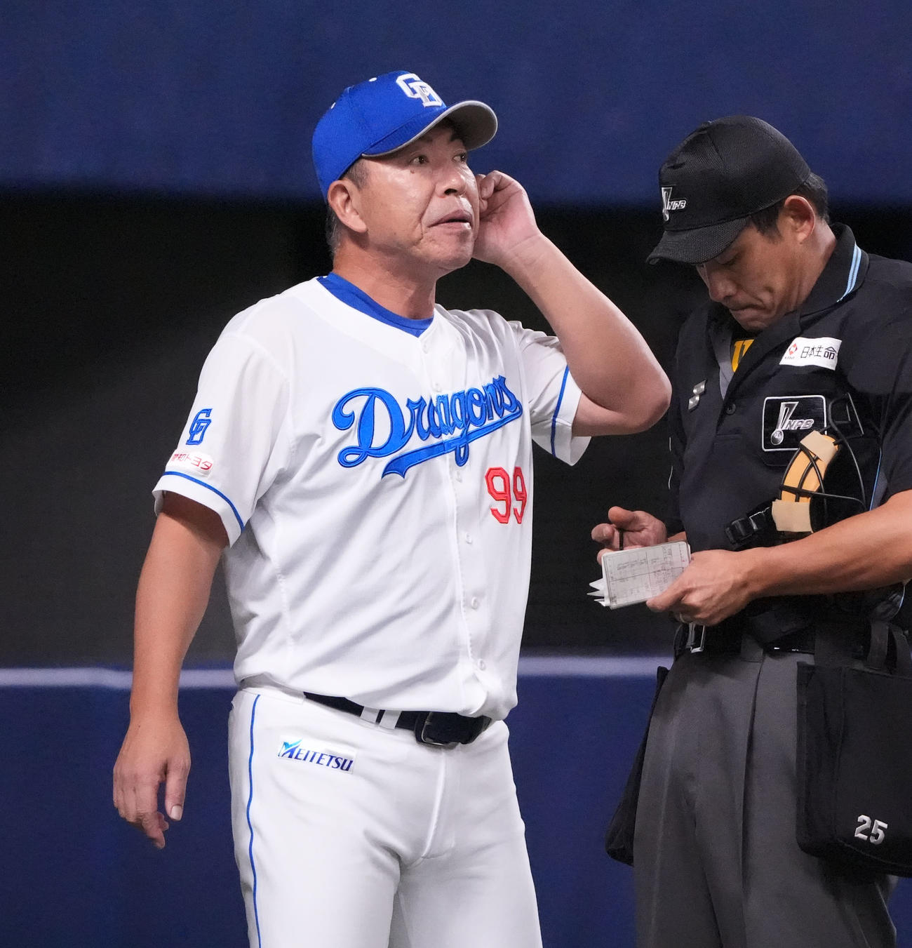 中日対巨人　8回終了、井上監督（左）は選手交代を告げる（撮影・森本幸一）