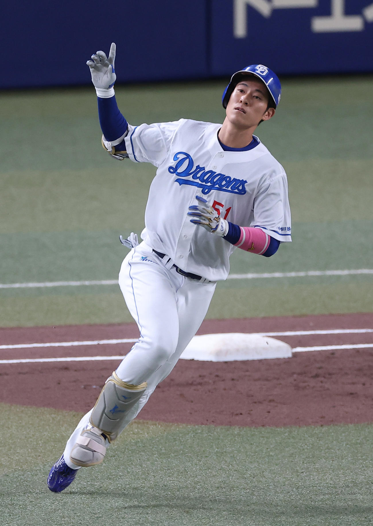 中日対巨人　1回裏中日2死、上林は右越えソロ本塁打を放つ（撮影・上田博志）