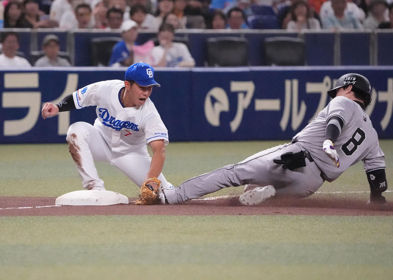 中日対巨人　5回表巨人無死、相手守備の乱れる間に三塁狙うも走塁死の丸（右）三塁手は福永（撮影・森本幸一）