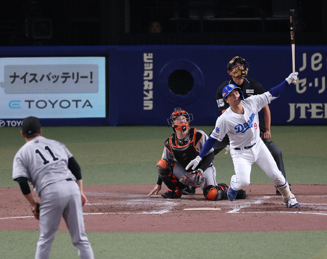 中日対巨人　2回裏中日1死一塁、石伊は逆転2点本塁打を放つ。投手は田中将（撮影・上田博志）