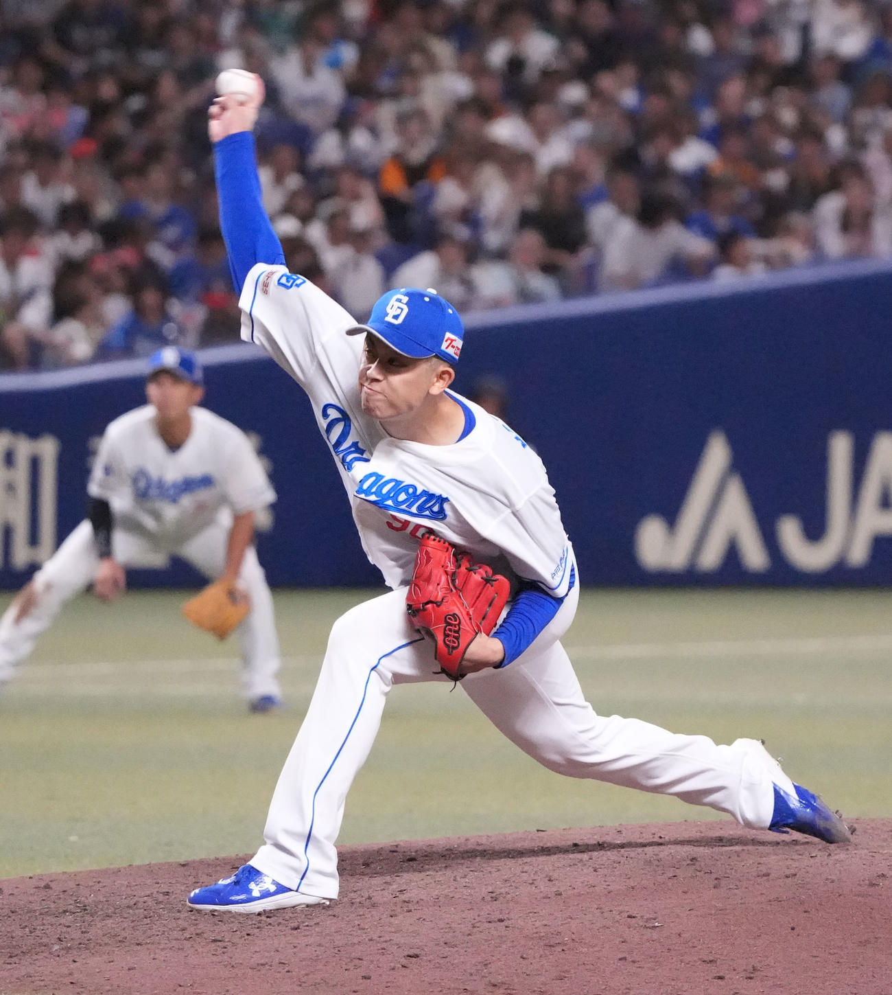 中日対巨人　9回表、中日4番手で登板する松山（撮影・森本幸一）