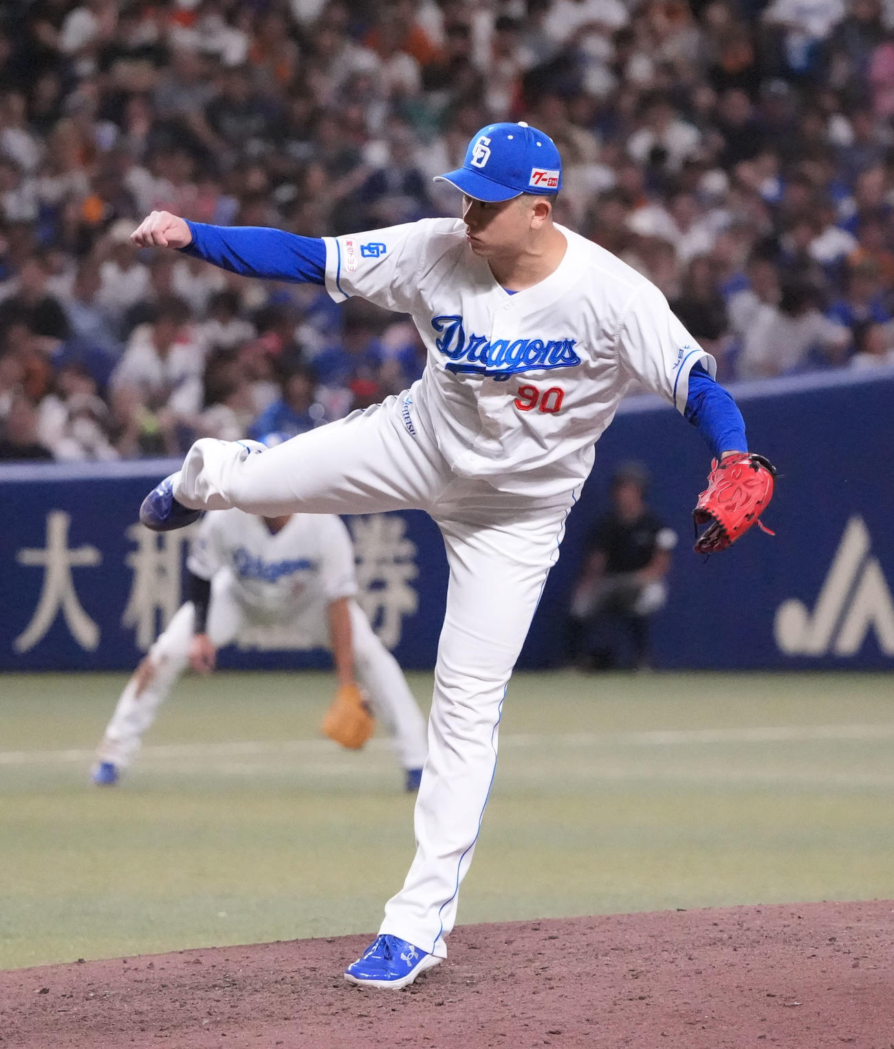 中日対巨人　9回表、中日4番手で登板する松山（撮影・森本幸一）