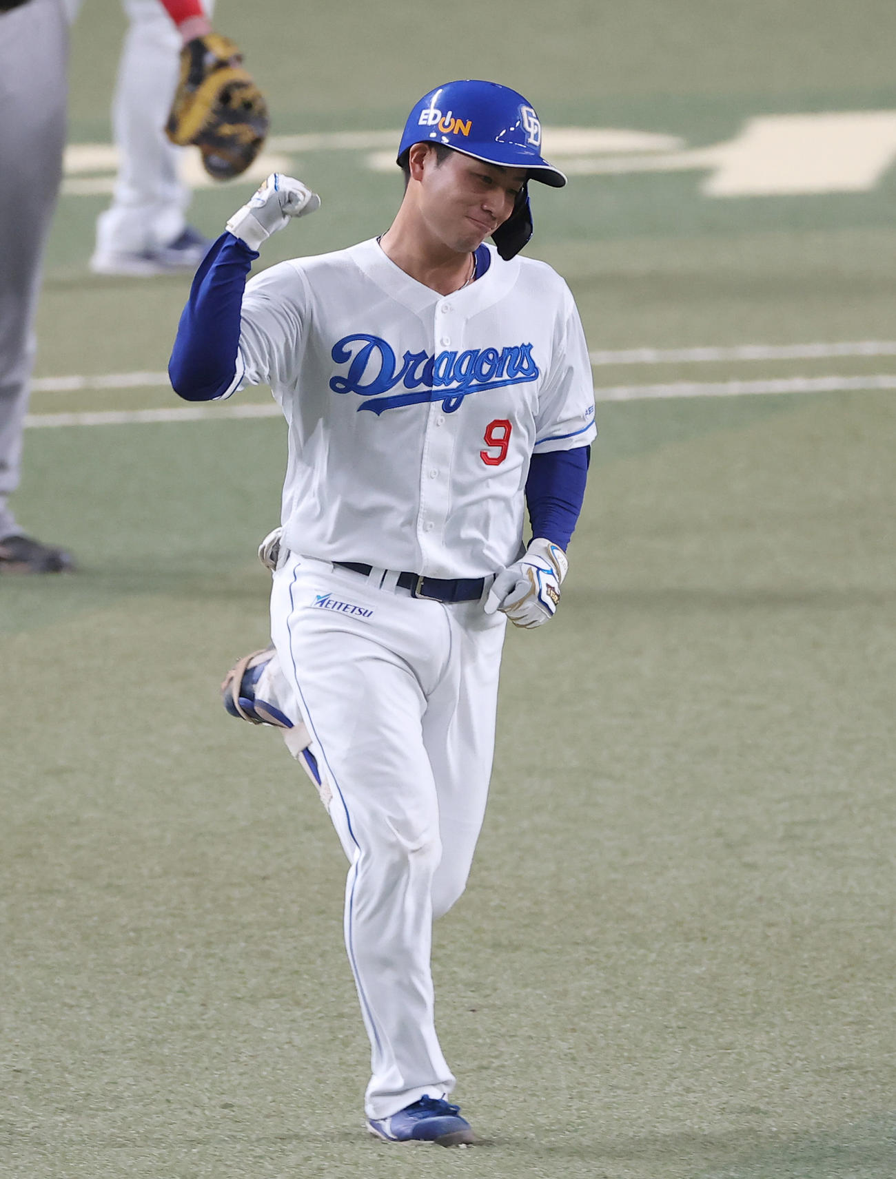 中日対巨人　2回裏中日1死一塁、逆転2点本塁打を放った石伊はガッツポーズをする（撮影・上田博志）