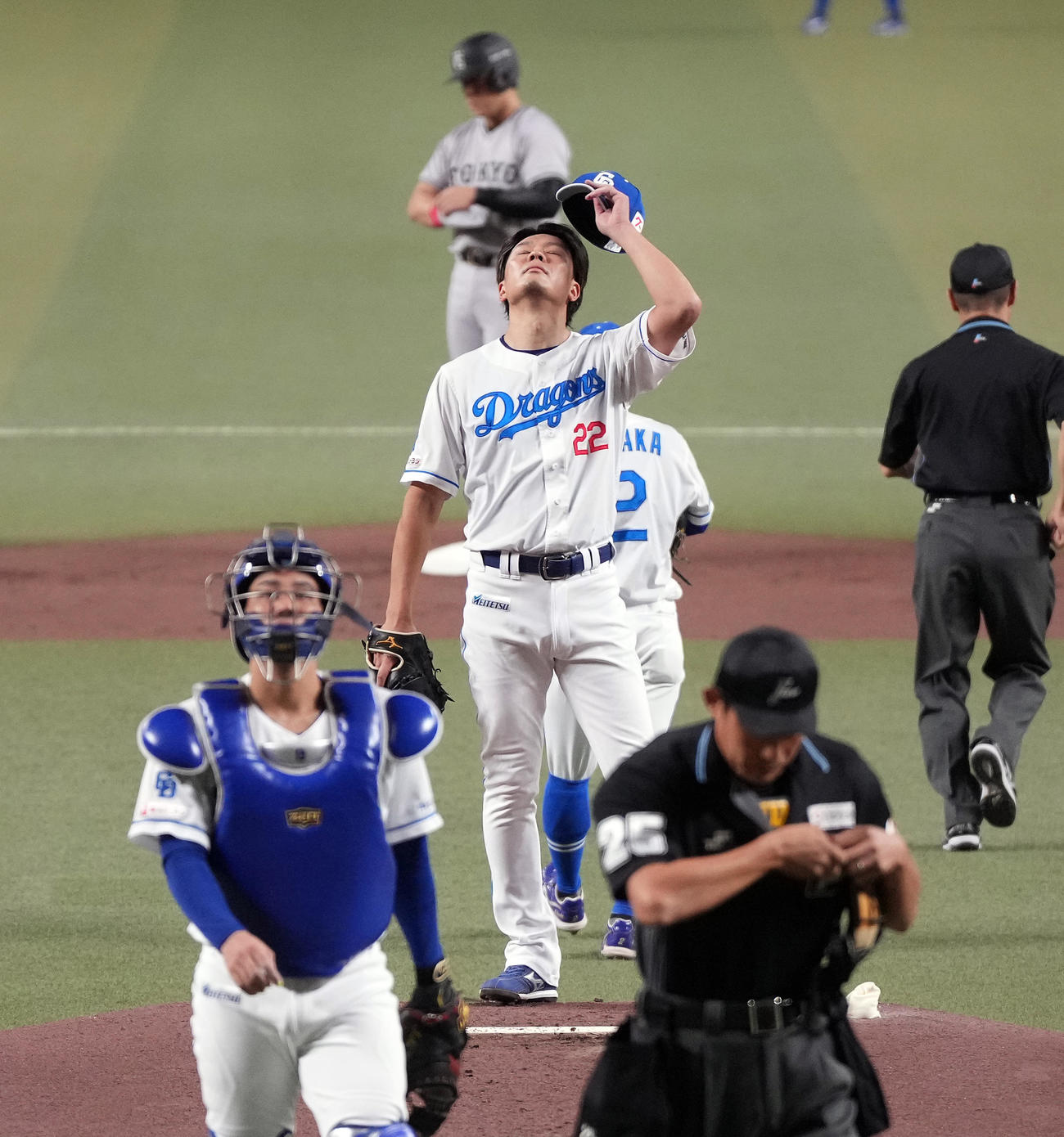 中日対巨人　1回表巨人無死満塁、岡本に2点適時二塁打を許し天を仰ぐ大野（撮影・たえ見朱実）