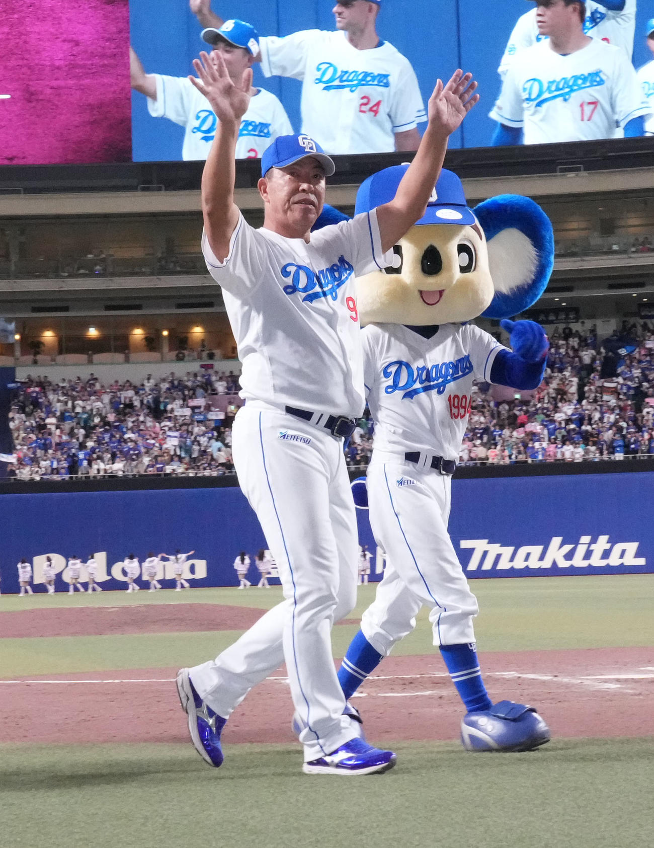 中日対巨人　井上監督（左）は本拠地最終戦セレモニーを終え場内一周し声援に応える（撮影・森本幸一）