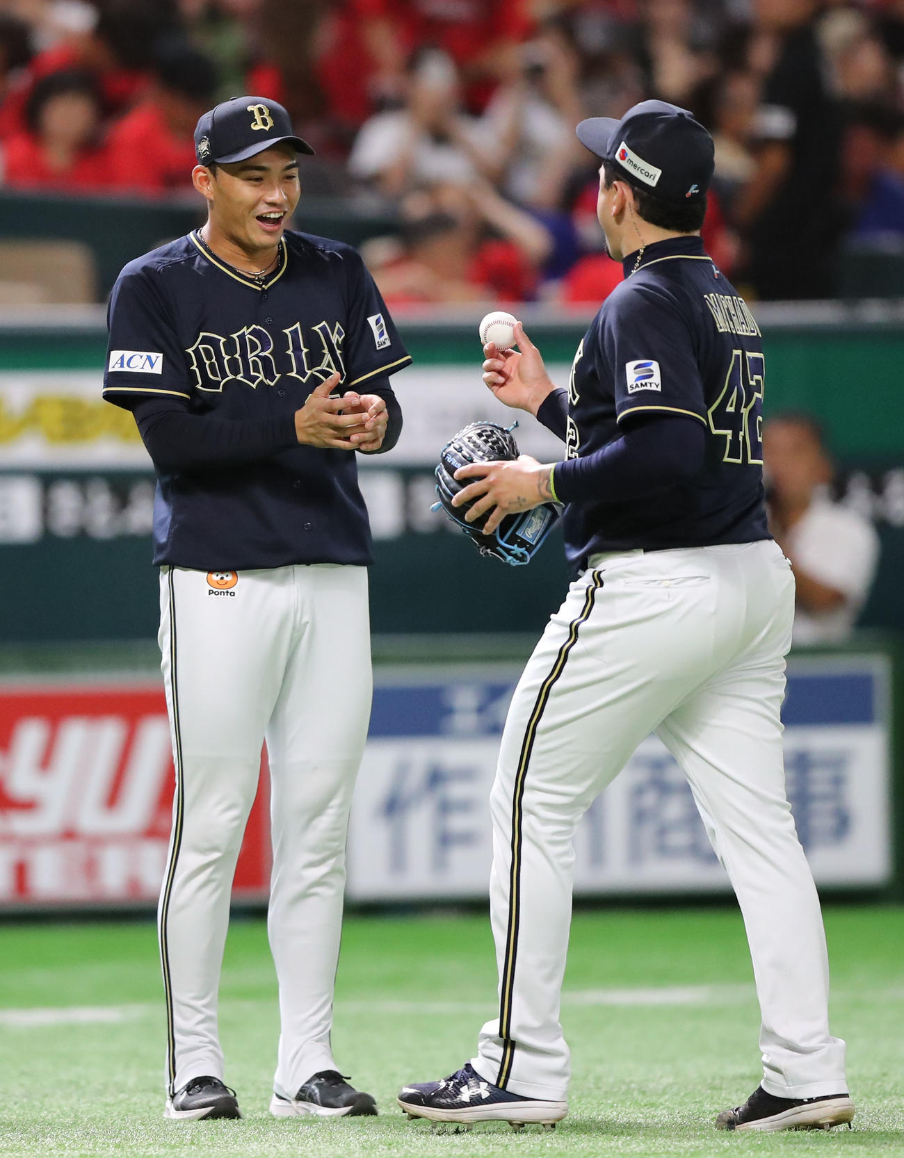 ソフトバンク対オリックス　勝利投手となった佐藤（左）はマチャドからウイニングボールを渡され笑顔（撮影・梅根麻紀）