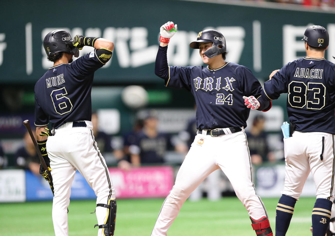 ソフトバンク対オリックス　5回表オリックス無死、紅林は左越えに本塁打を放ち宗とハイタッチ（撮影・梅根麻紀）