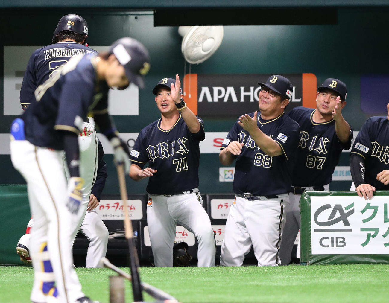 ソフトバンク対オリックス　5回表オリックス無死、紅林は左越えに本塁打を放ち岸田監督に出迎えられる（撮影・梅根麻紀）