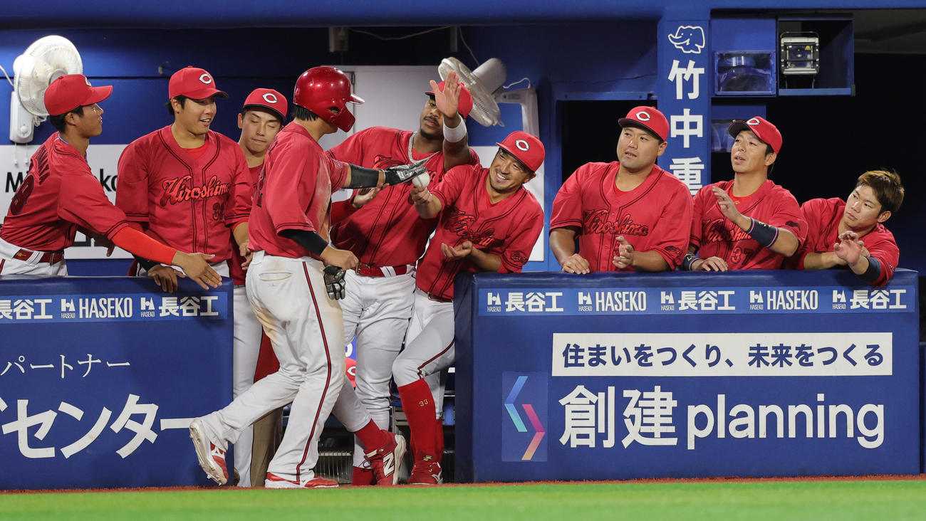 DeNA対広島　5回表広島1死二塁、秋山の中前適時打で生還した清水は、菊池（奥中央）からプロ初安打の記念球を渡される（撮影・野上伸悟）