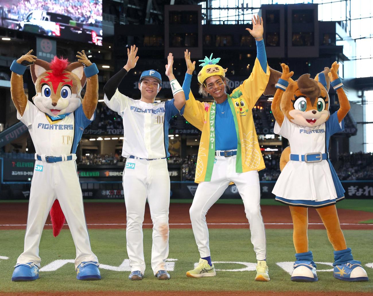 日本ハム対ロッテ　試合後「パイナップルポーズ」をとる郡司（左）と水谷（撮影・黒川智章）
