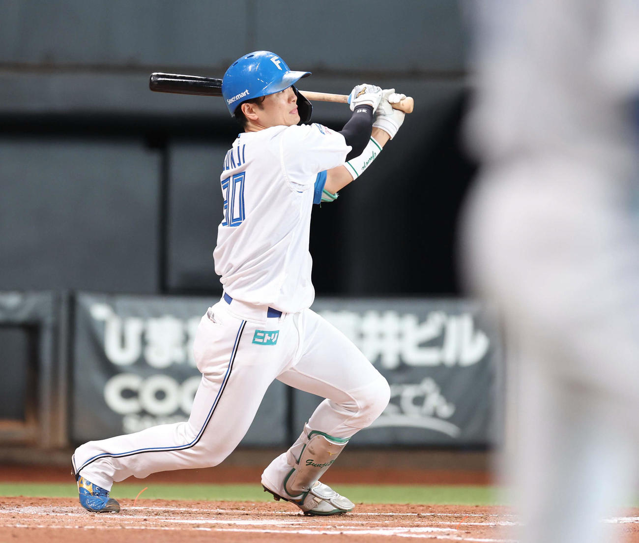 日本ハム対ロッテ　3回裏日本ハム2死二塁、左中間に2点本塁打を放つ郡司（撮影・黒川智章）