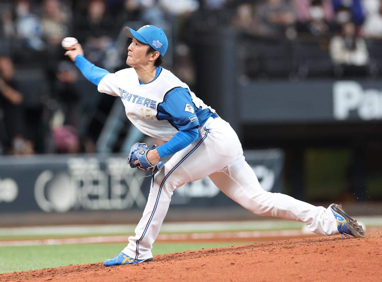 日本ハム対ロッテ　8回に登板の玉井（撮影・黒川智章）