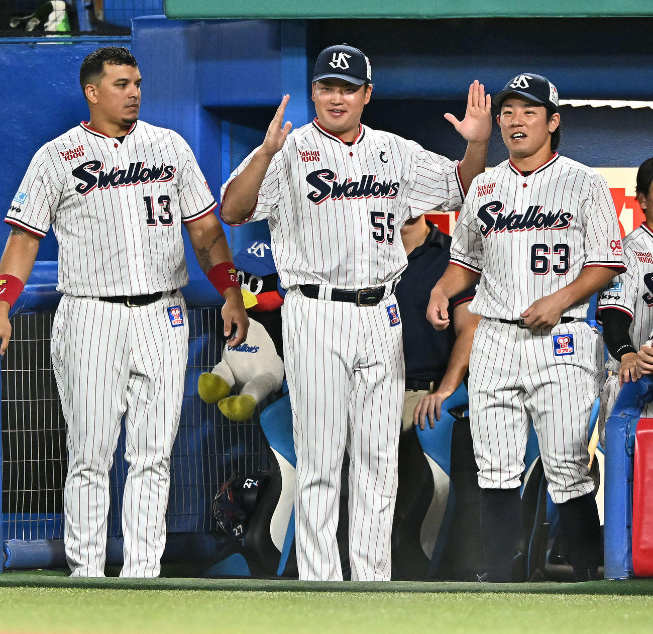 ヤクルト対阪神　2回裏ヤクルト無死、先制ソロ本塁打を放った山田をポーズで迎える村上（中央）（撮影・滝沢徹郎）