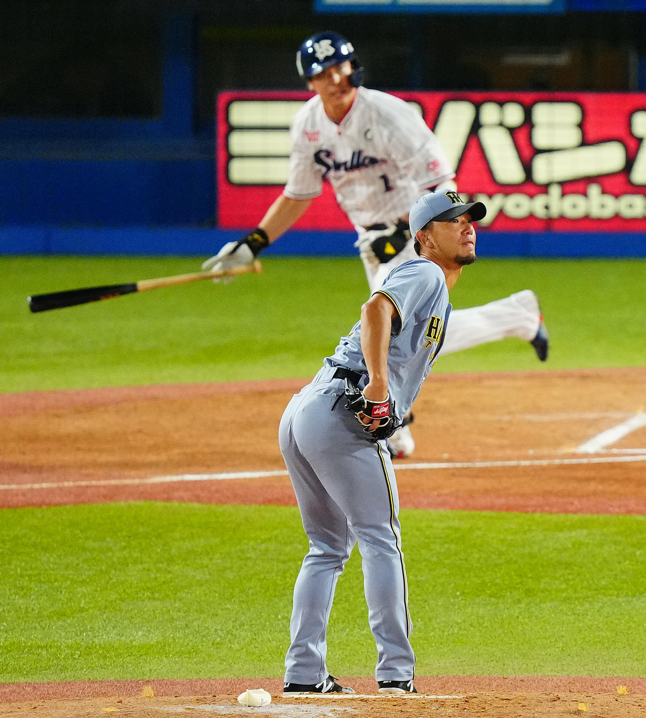 ヤクルト対阪神　2回裏ヤクルト無死、山田（後方）に先制ソロ本塁打を浴びる伊藤将（撮影・垰建太）
