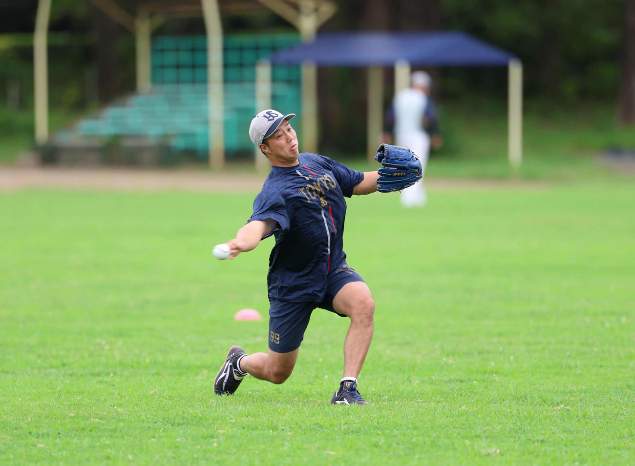 ヤクルト対阪神　キャッチボールをするヤクルト青柳（撮影・増田悦実）