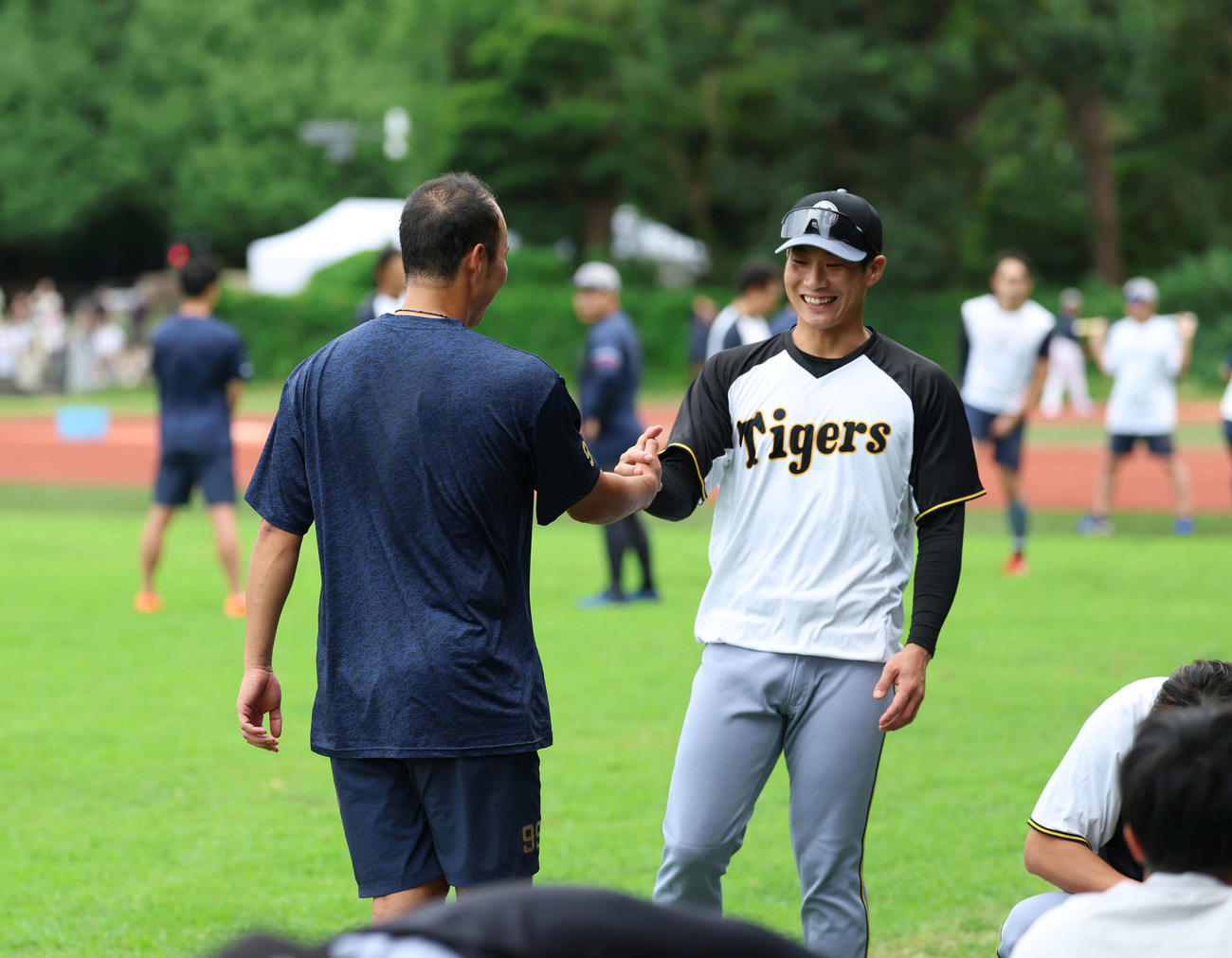 ヤクルト対阪神　握手を交わす阪神木浪（右）とヤクルト青柳（撮影・増田悦実）