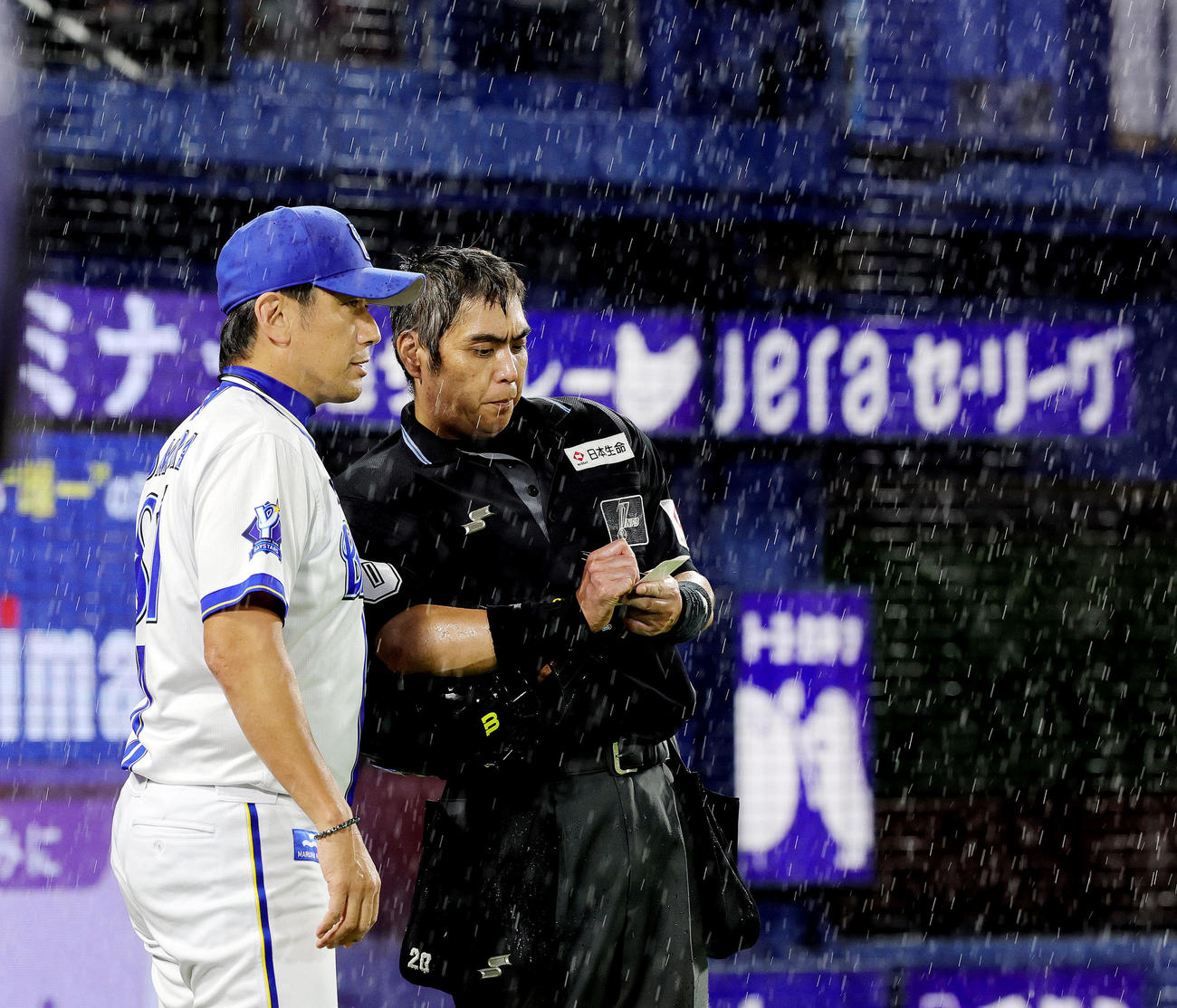 DeNA対広島　白井球審（右）に選手交代を告げるDeNA三浦監督（撮影・野上伸悟）