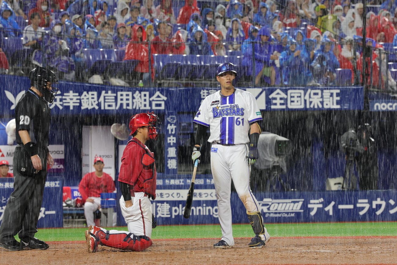 DeNA対広島　8回裏DeNA無死一塁、蝦名の打席で、降雨中断となる（撮影・野上伸悟）