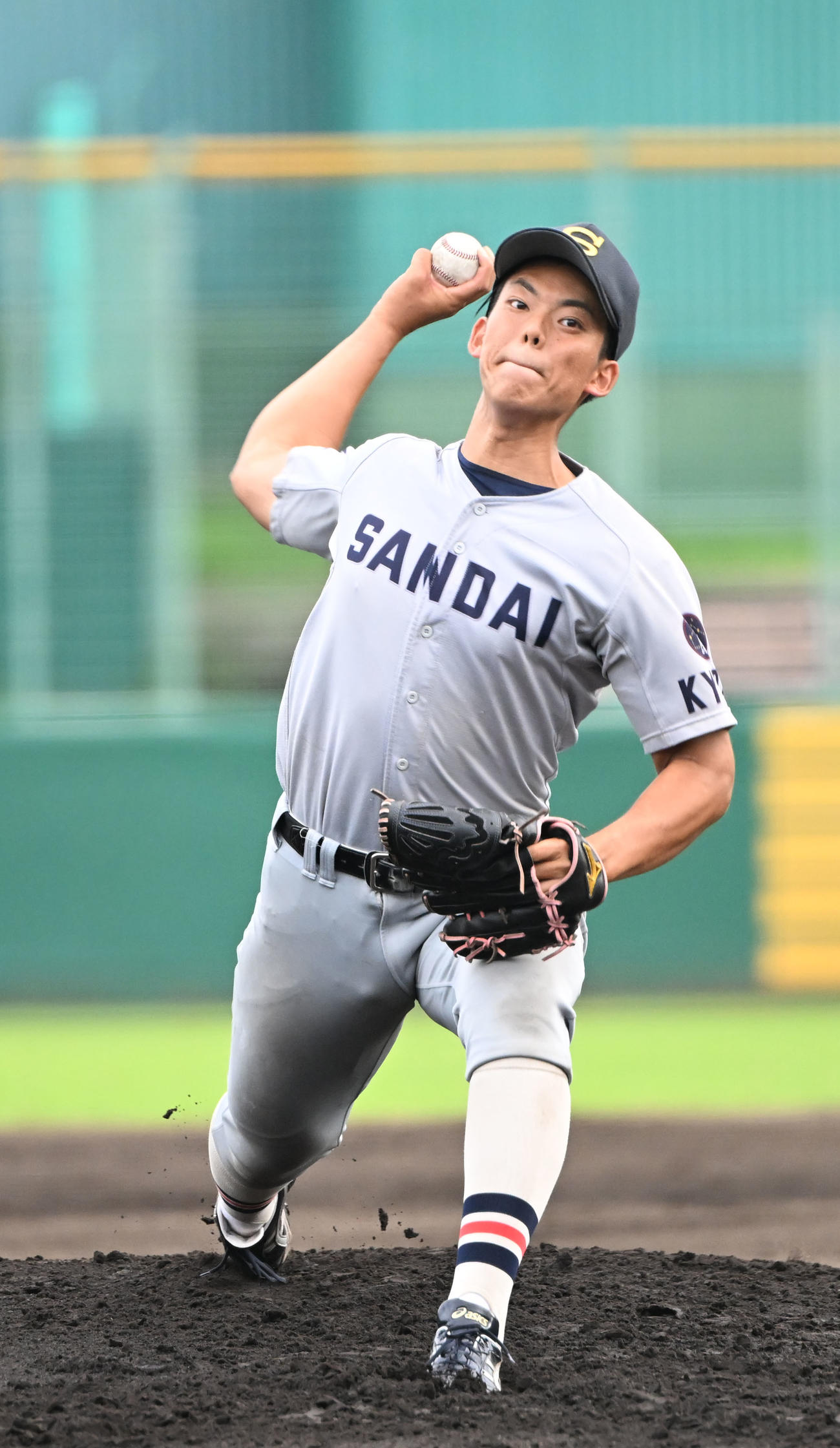 龍谷大対京産大　先発する京産大・由上（撮影・和賀正仁）